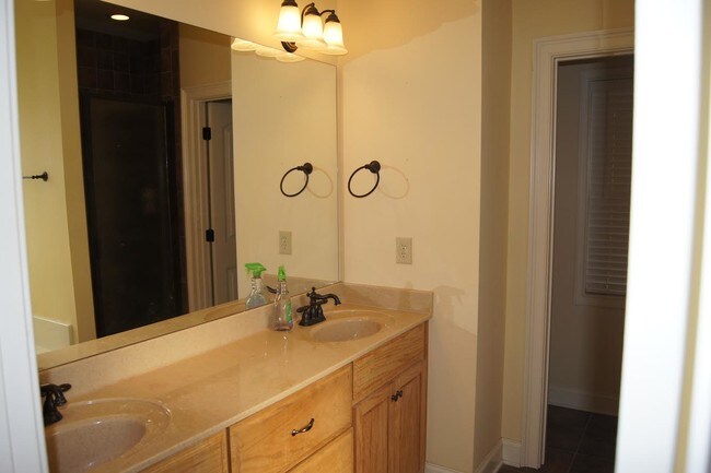 Foto del edificio - 255 Piney Point Rd