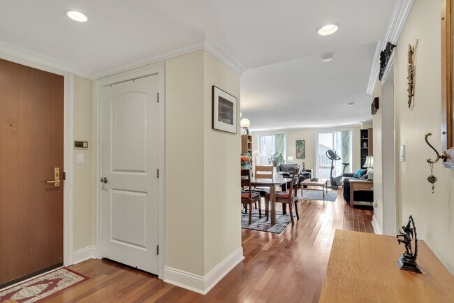Foto del edificio - 75-83-83 Cambridge Pkwy