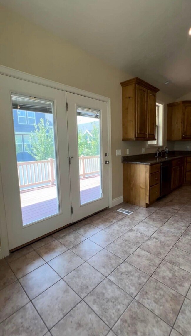 Building Photo - 2049 Sunflower Ln