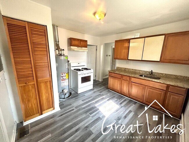 Building Photo - $200 OFF FIRST MONTH'S RENT: Charming 3 be...