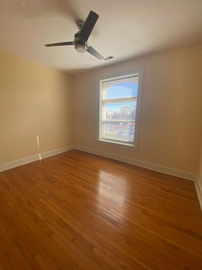 Foto del edificio - Beautiful 2 Bed 1 Bath in THE GROVE!