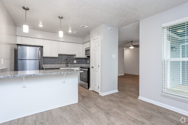 2BR, 2BA - 1,010SF - Dining Room - Club 34