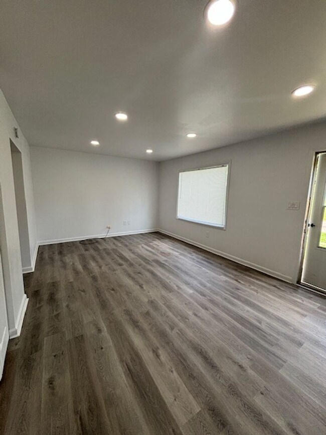 Foto del edificio - 1204 Clear Ridge Ln