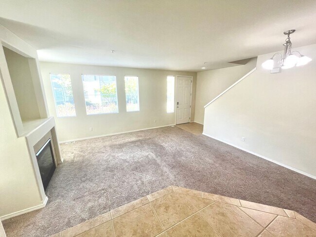 Foto del edificio - Spacious Condo Available Now!