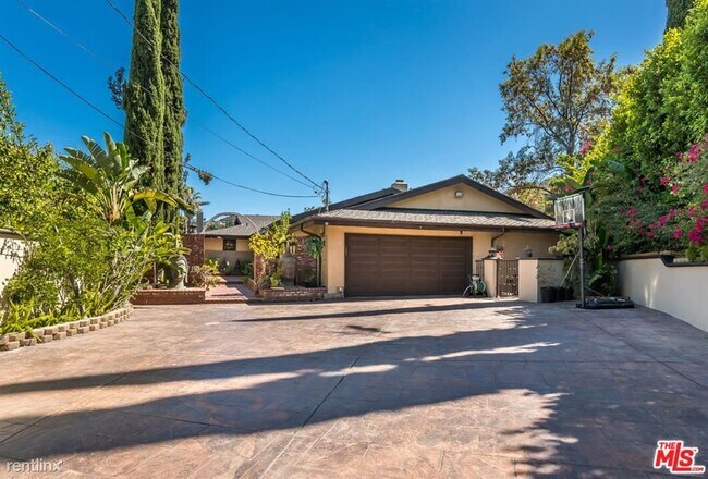 Building Photo - 5 br, 4 bath House - 16990 Strawberry Dr