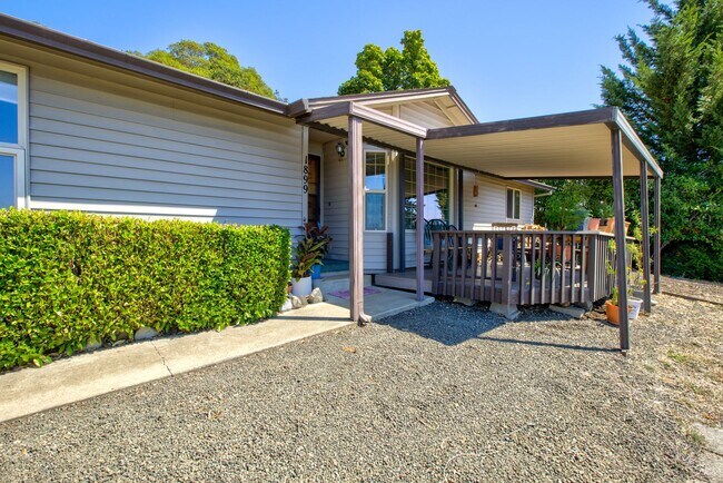 Building Photo - 3 bedroom 2 bath home in NE Roseburg