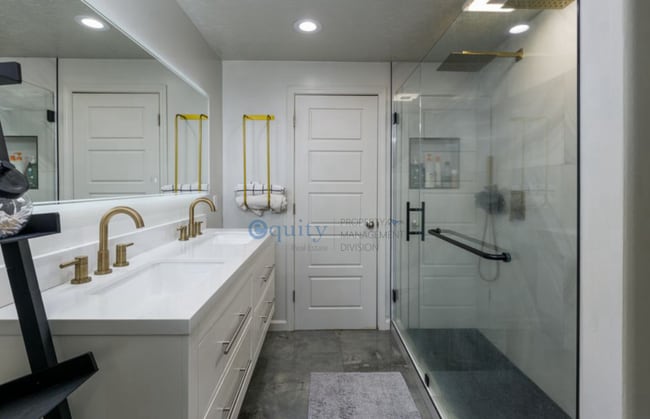 Building Photo - 2734 S Riverhead Dr