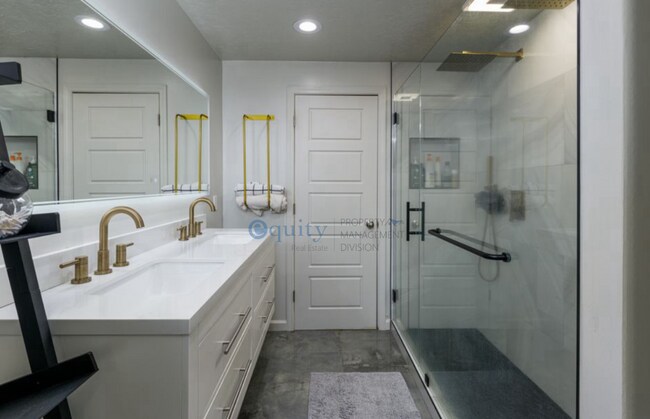Foto del edificio - 2734 S Riverhead Dr