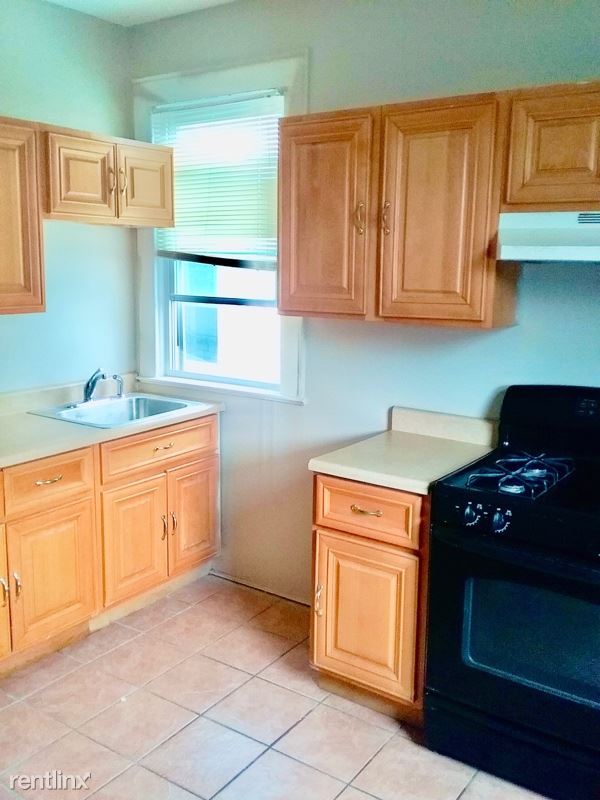Building Photo - 3 br, 1 bath Townhome - 143 Mapes Ave