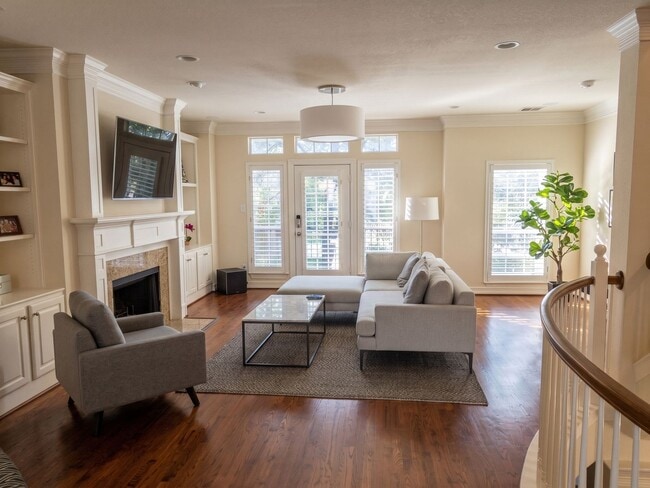 Centrally located 3 bed, 3.5 bath townhome in the heart of Oak Lawn - Centrally located 3 bed, 3.5 bath townhome in the heart of Oak Lawn