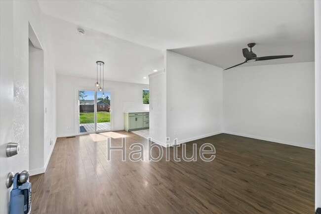 Building Photo - 2041 E Oakridge Ct