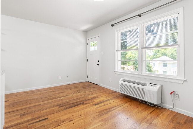 Living Room - 1009 N Buchanan Blvd
