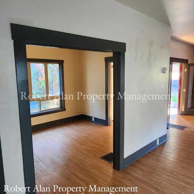 Building Photo - 207 NW 5th St