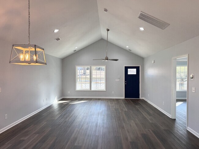 Foto del edificio - 118 Mineral Springs Rd