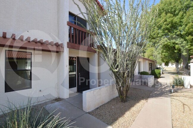 Building Photo - 2834 E Beck Ln