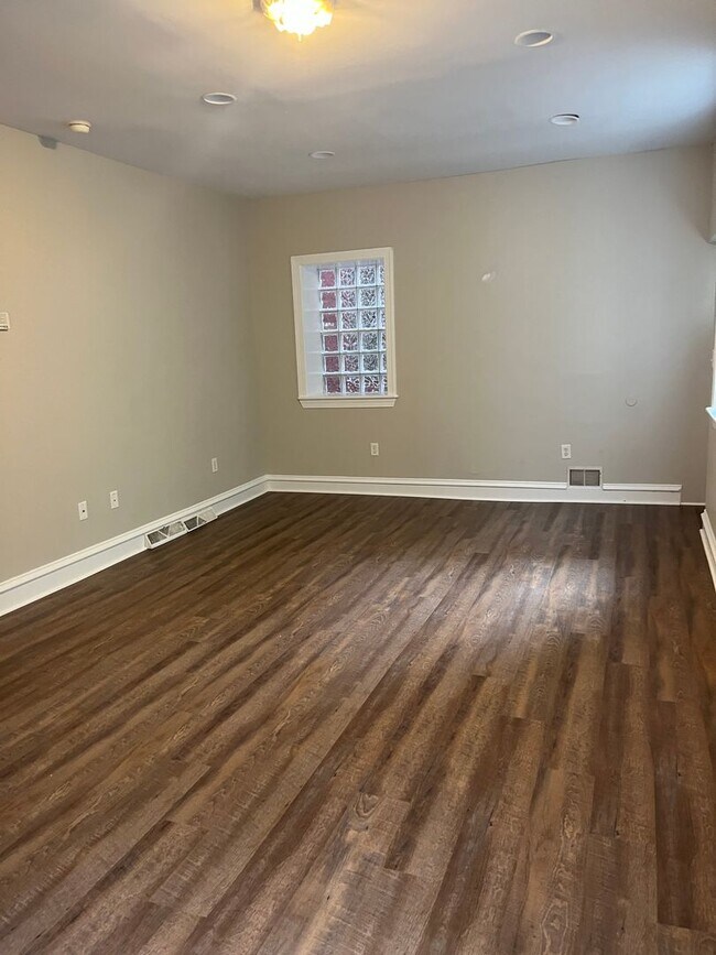 Foto del edificio - Spacious 4 Bedroom House in Southside Flats!