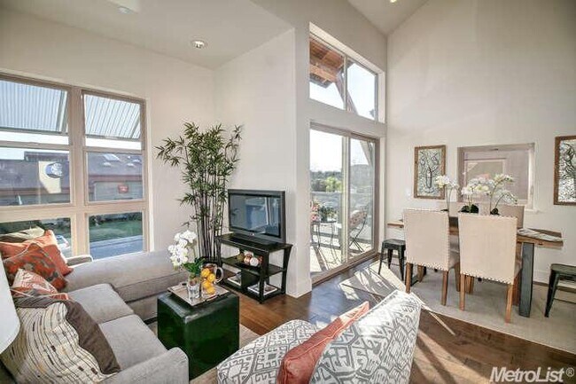 Building Photo - Modern Luxury, Prime Location 2 bed/2 bath...