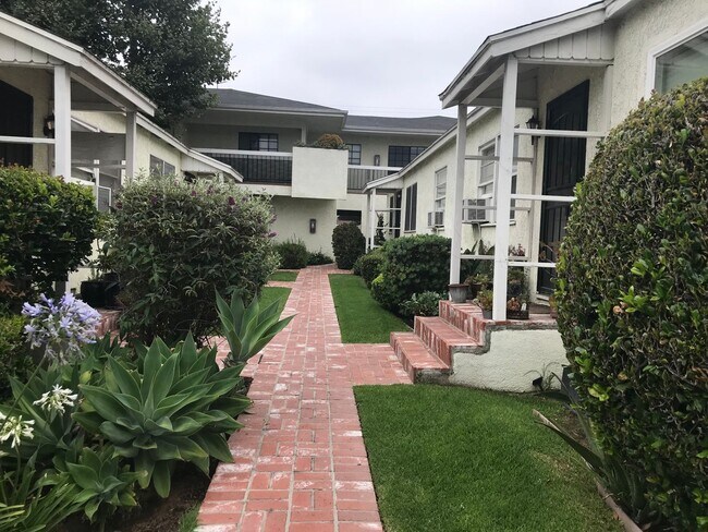 Foto del edificio - Bright and airy updated second floor Studio, 1 bathroom apartment