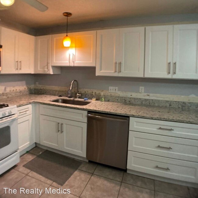 Building Photo - 4 br, 2 bath House - 9325 Dearmont Ave