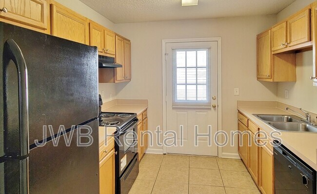 Building Photo - 1382 Manotak Ave