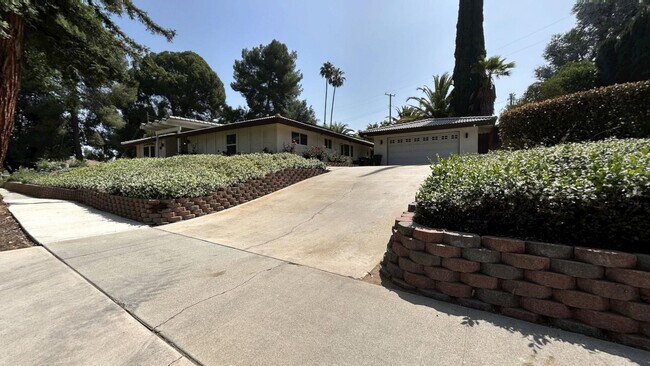 Foto del edificio - Beautiful 3 Bedroom 2 Bathroom Home with P...