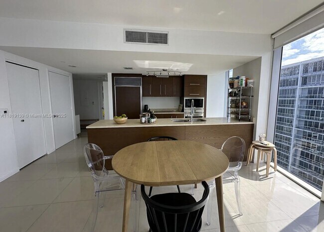 Building Photo - 475 Brickell Ave