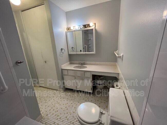 Foto del edificio - 8045 Xerxes Ave S