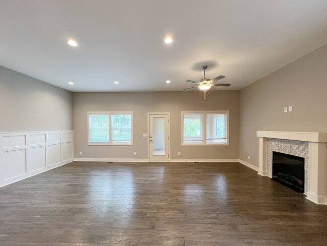 Foto del edificio - SEE IT NOW: Modern 3-Bedroom Townhome with...