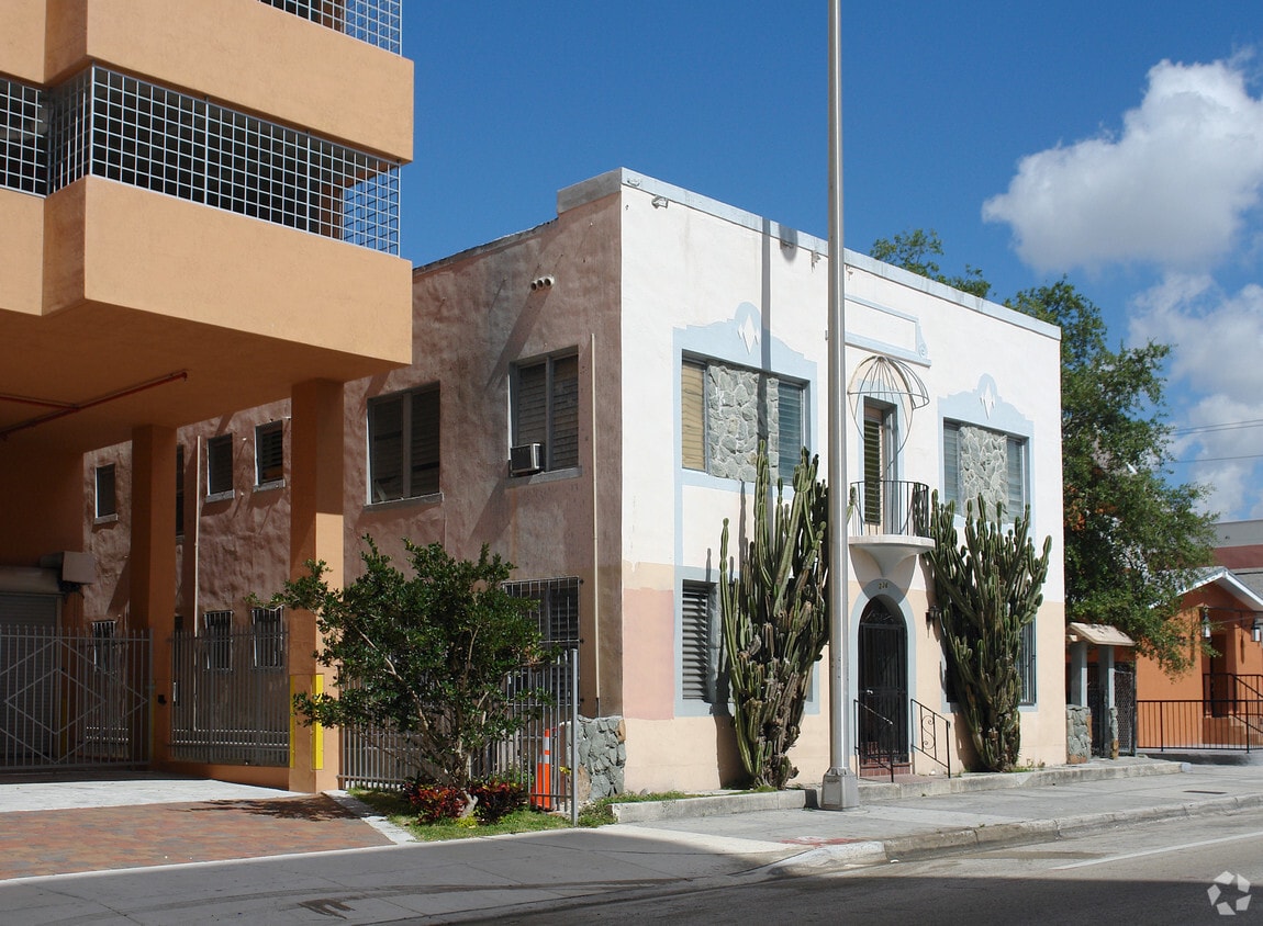 Building Photo - 236 NW 12th Ave