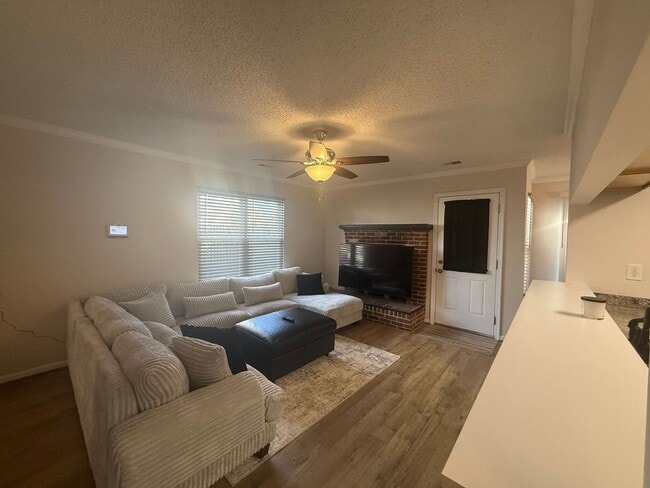 Foto del edificio - BeautifullyTownhome in Sought-After Indian Lakes * Ask Abut Our Zero Deposit*