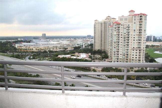 Foto del edificio - 3300 NE 191st St