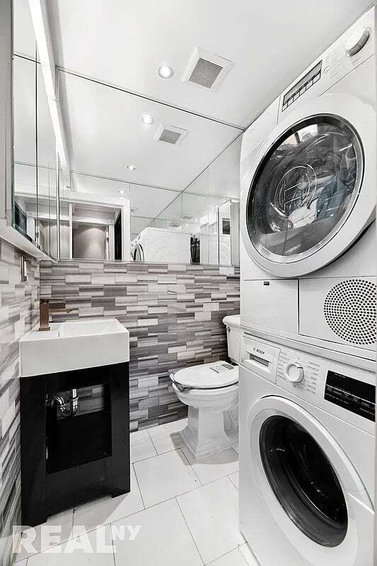 Building Photo - 127 E 7th St