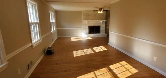 Building Photo - 210 King Arthur Dr