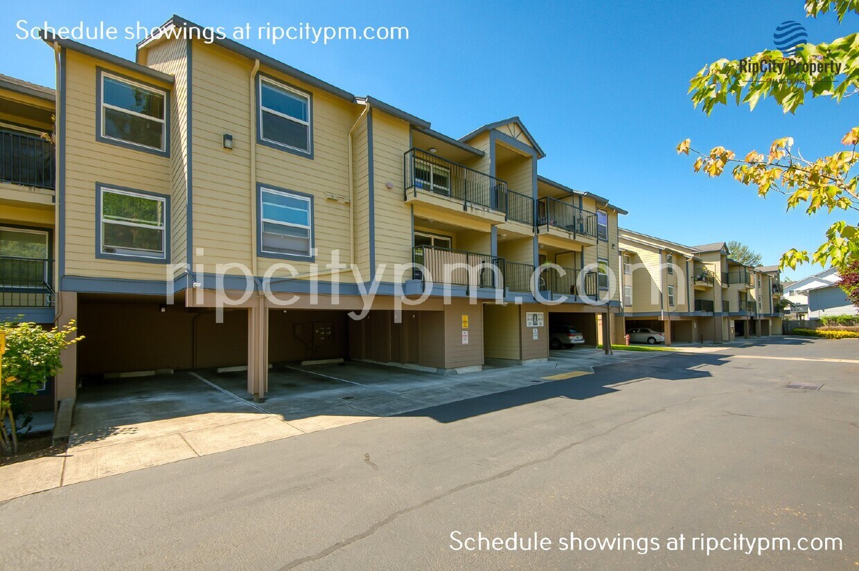 Foto principal - Spacious Updated 2 Bed/1 Bath Condo w/Priv...