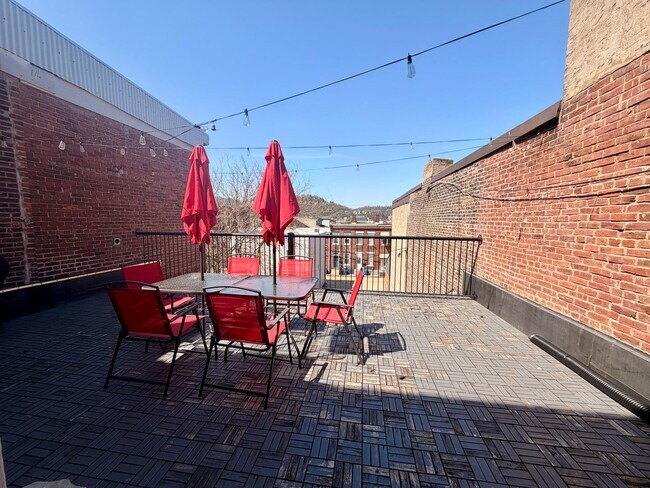 Foto del edificio - 2 bedroom in Lawrenceville with Deck and Parking Spot!