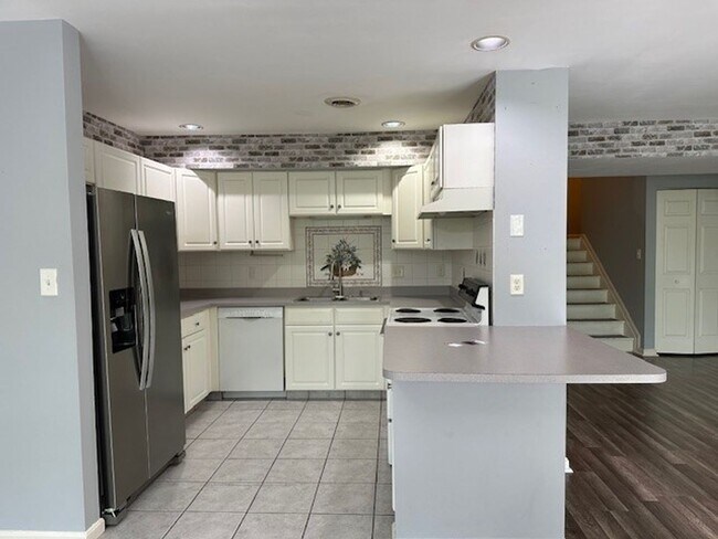 Building Photo - Welcome to this charming 3-bedroom, 2.5-ba...