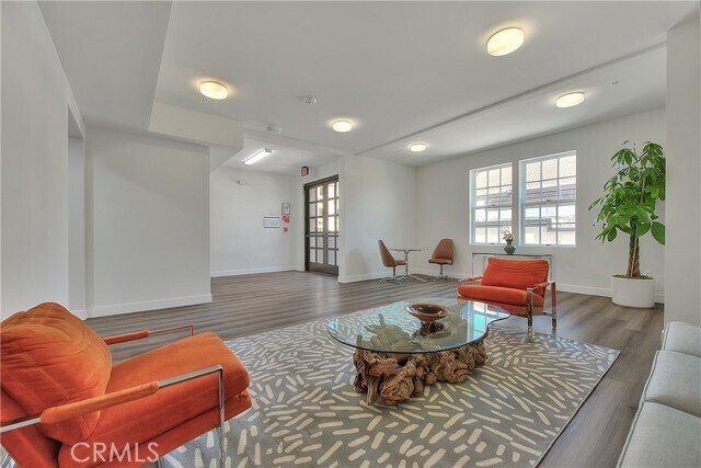Foto del edificio - 501 W Foothill Blvd
