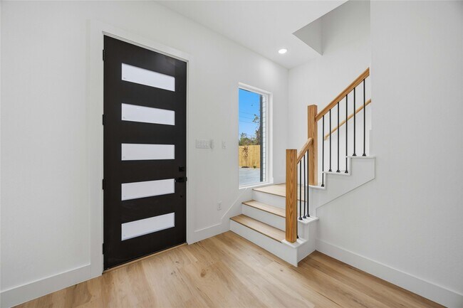 Foto del edificio - 9019 Comal St