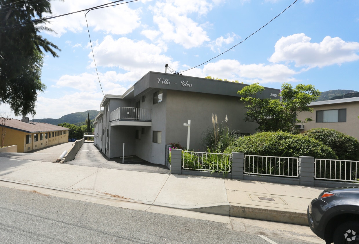 Building - 3100 Montrose Ave