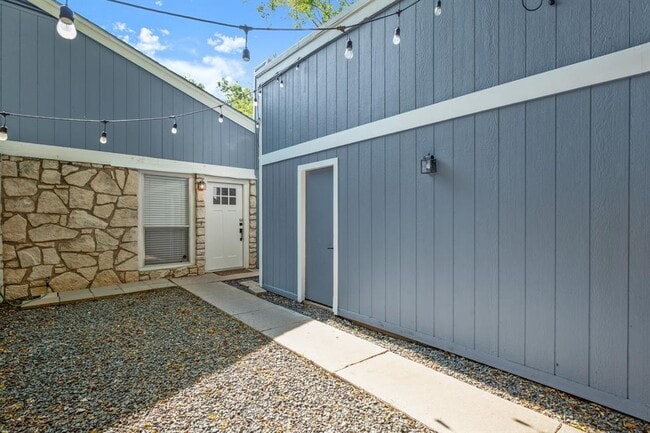 Building Photo - 6203 Okner Ln