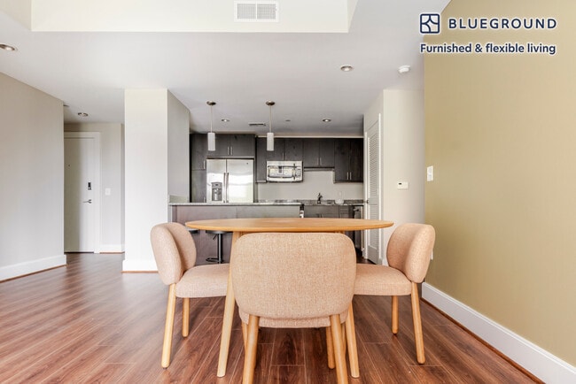 Building Photo - 12025 Town Square St