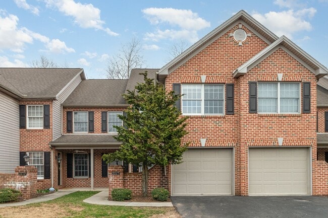 Building Photo - Welcome to this charming 3 bedroom, 2.5 ba...