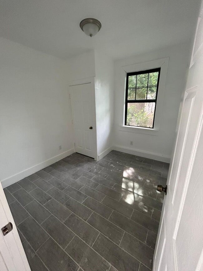 Building Photo - 1142 Lyle St