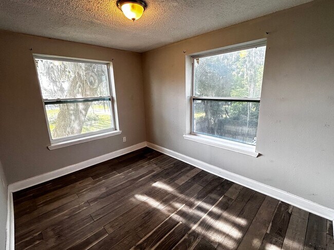 Foto del edificio - Springfield Home Available now!