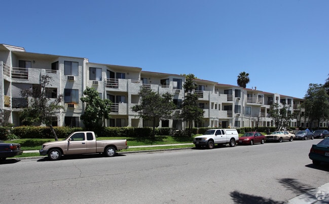 Área de estacionamiento - Chamoune Senior Apartments