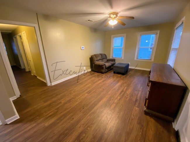 Foto del edificio - Well-Kept 3BR Home with Sunroom, Garage & Fenced Yard