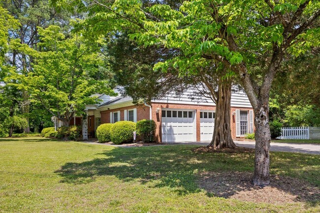 Foto del edificio - Beautiful brick home on a 1-acre lakefront...
