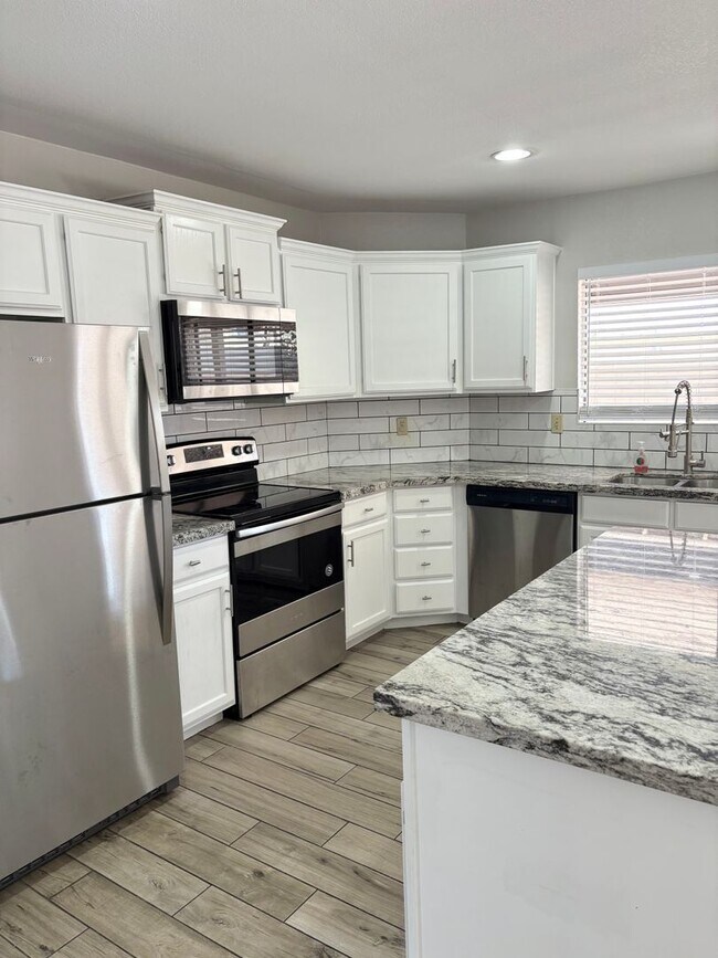 Foto del edificio - **Excellent 3br/2ba/3garage HOUSE (Lindsay...