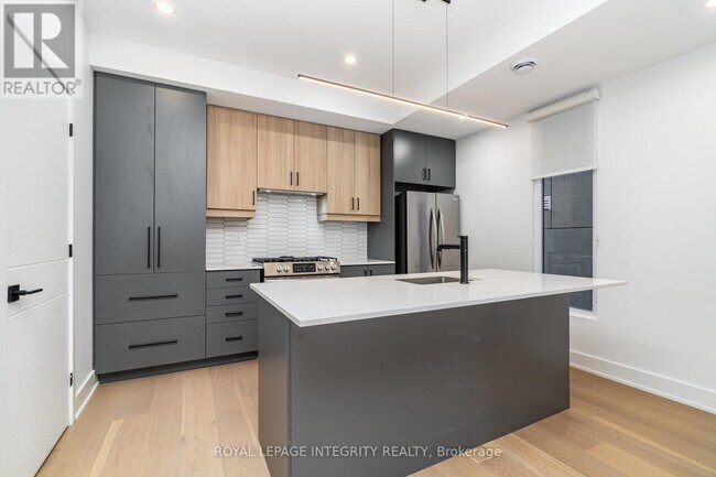 Building Photo - 284 Dovercourt Ave