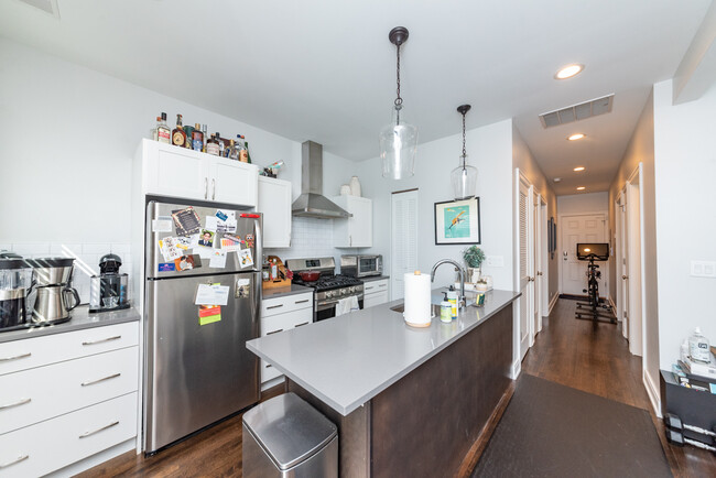 Foto del edificio - 856 N Hermitage Ave